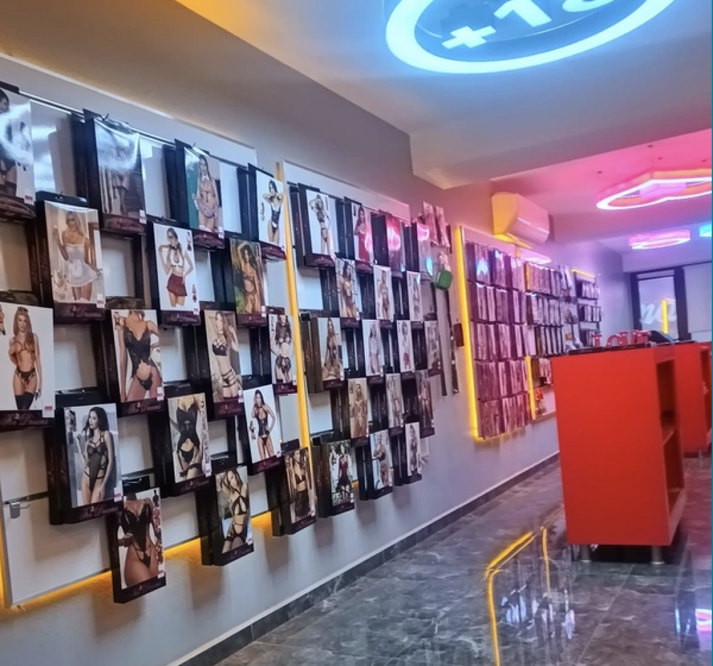 JokerShop Bostanlı Erotik Shop, İzmir Karşıyaka bölgesinde gizlilik, kalite ve hız esasına dayalı hizmet verir. Gizli ambalaj, kapıda ödeme ve aynı gün teslimat seçenekleriyle Bostanlı’da güvenli alışveriş sunar.