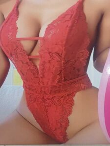 Kırmızı dantel, derin V dekolteli, transparan kadın body iç giyim modeli