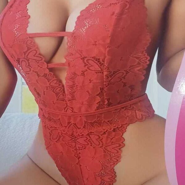 Kırmızı dantel, derin V dekolteli, transparan kadın body iç giyim modeli
